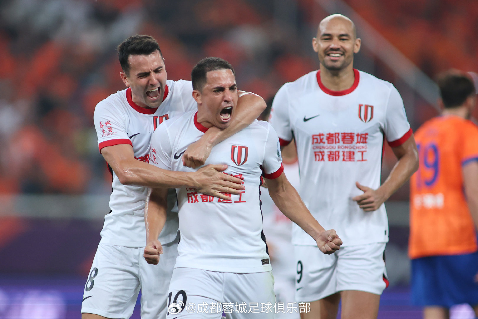 联赛战况白热化，激烈角逐引人瞩目