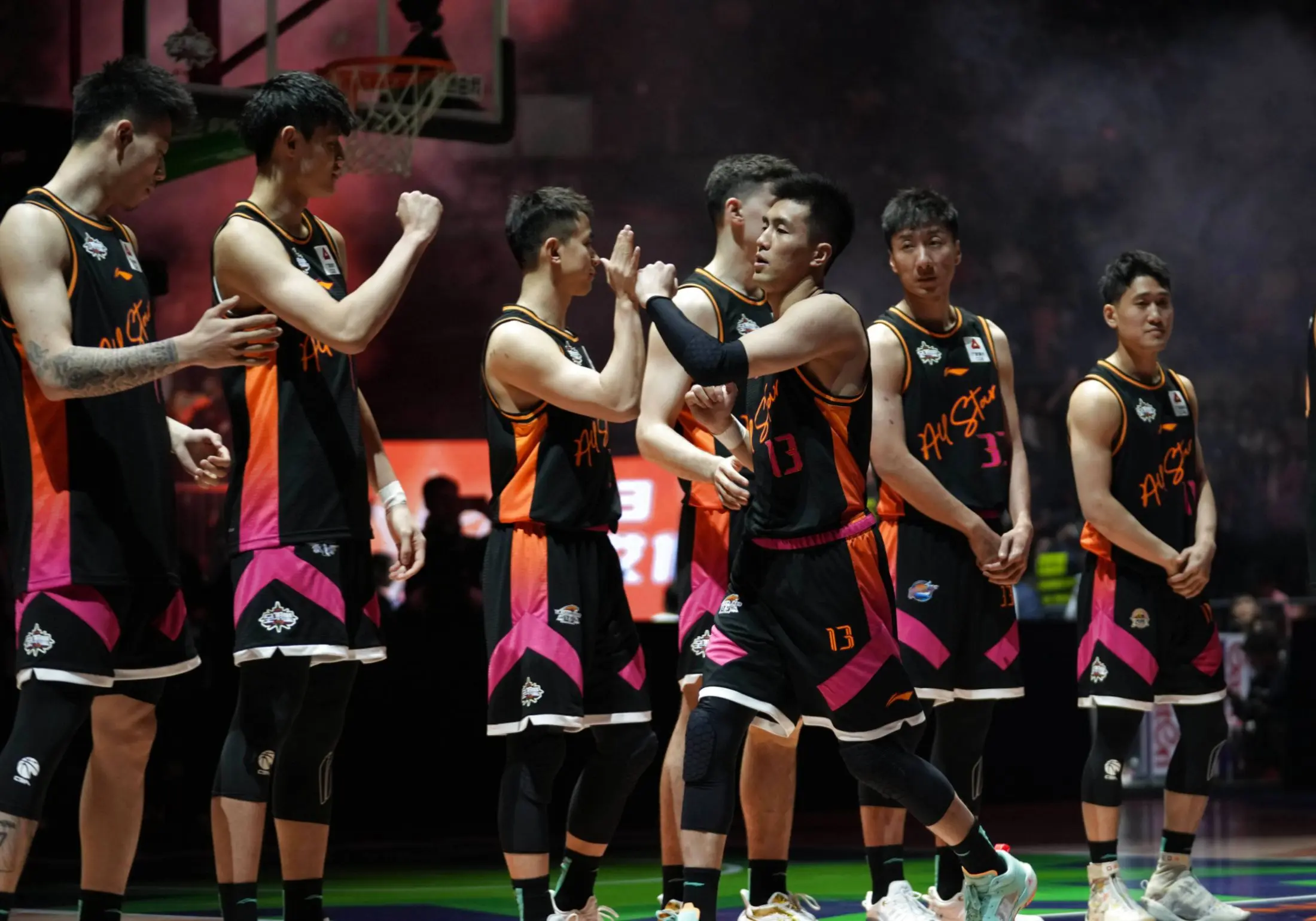 全明星对抗赛上篮球赛事精彩搏击