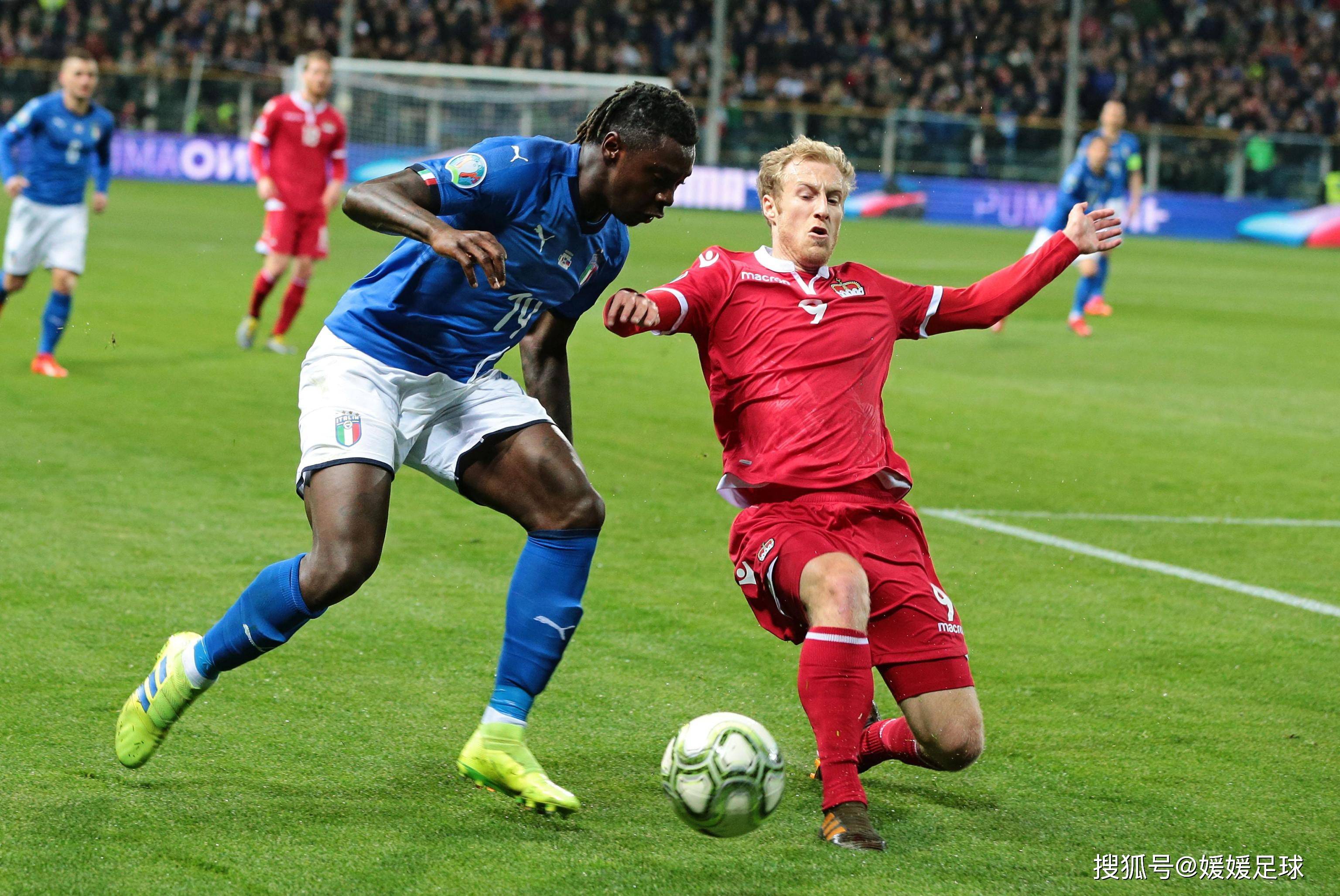 足球赛事场上战火连绵，球员技艺高超