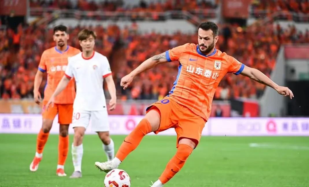 赛场上球员施展绝活，令球迷惊叹不已