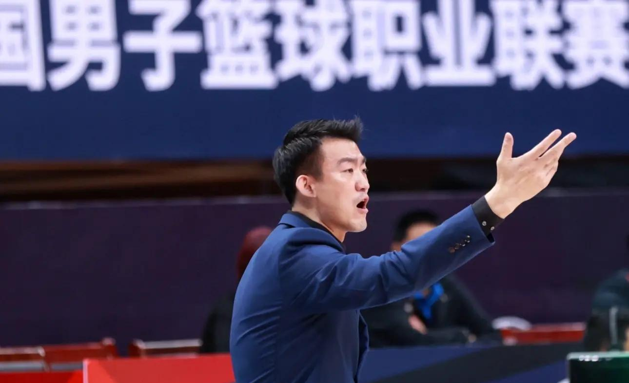 广东男篮遭遇时艰，寻找机会反弹