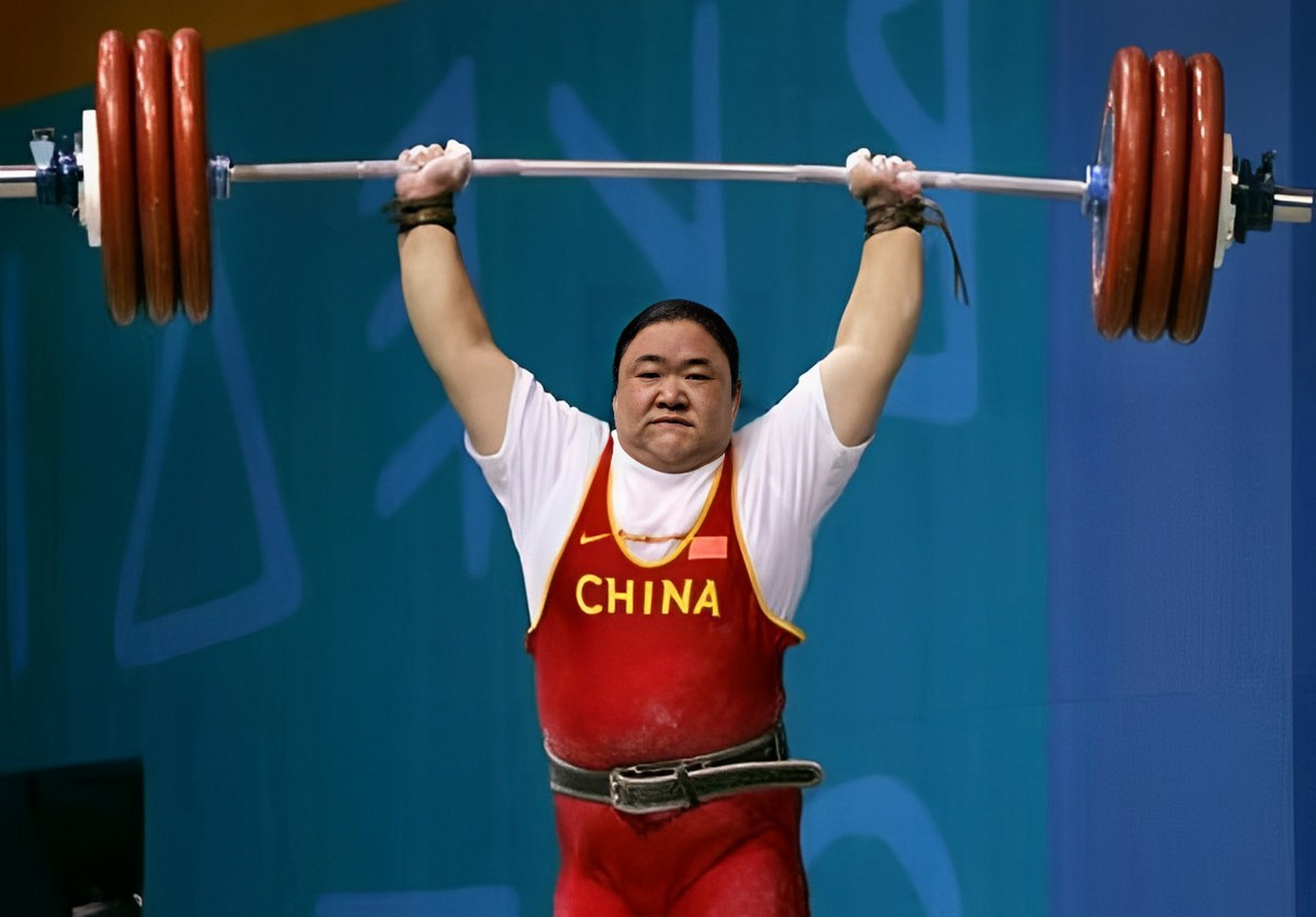 关于举重比赛激烈对决运动员斗志昂扬冲击胜利的信息 关于举重比赛激烈对决运动员斗志昂扬冲击胜利的信息