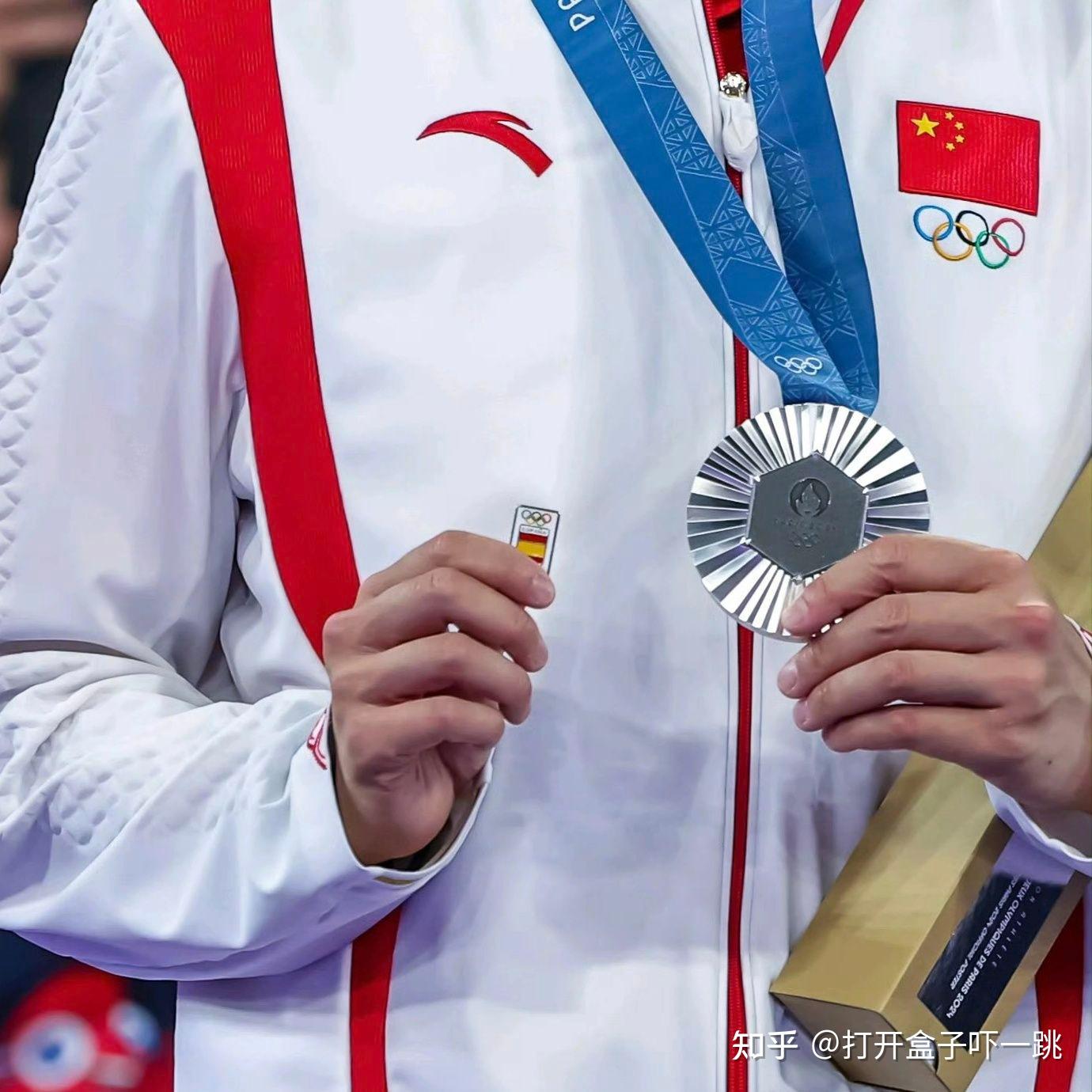 羽毛球选手技术精湛，夺得金牌