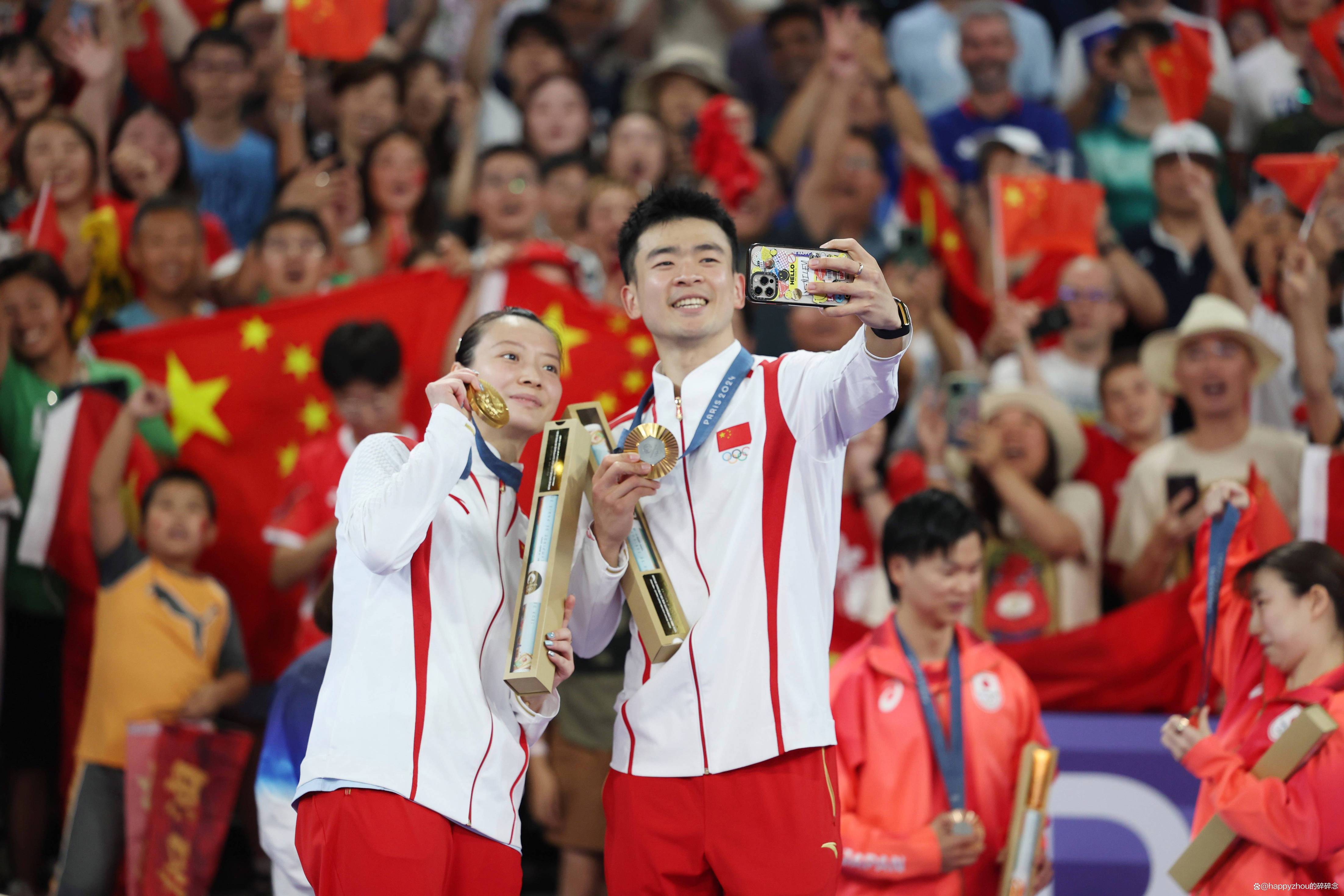 羽毛球选手技术精湛，夺得金牌