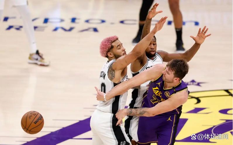 纽约湖人战胜马刺表现抢眼 纽约湖人战胜马刺表现抢眼