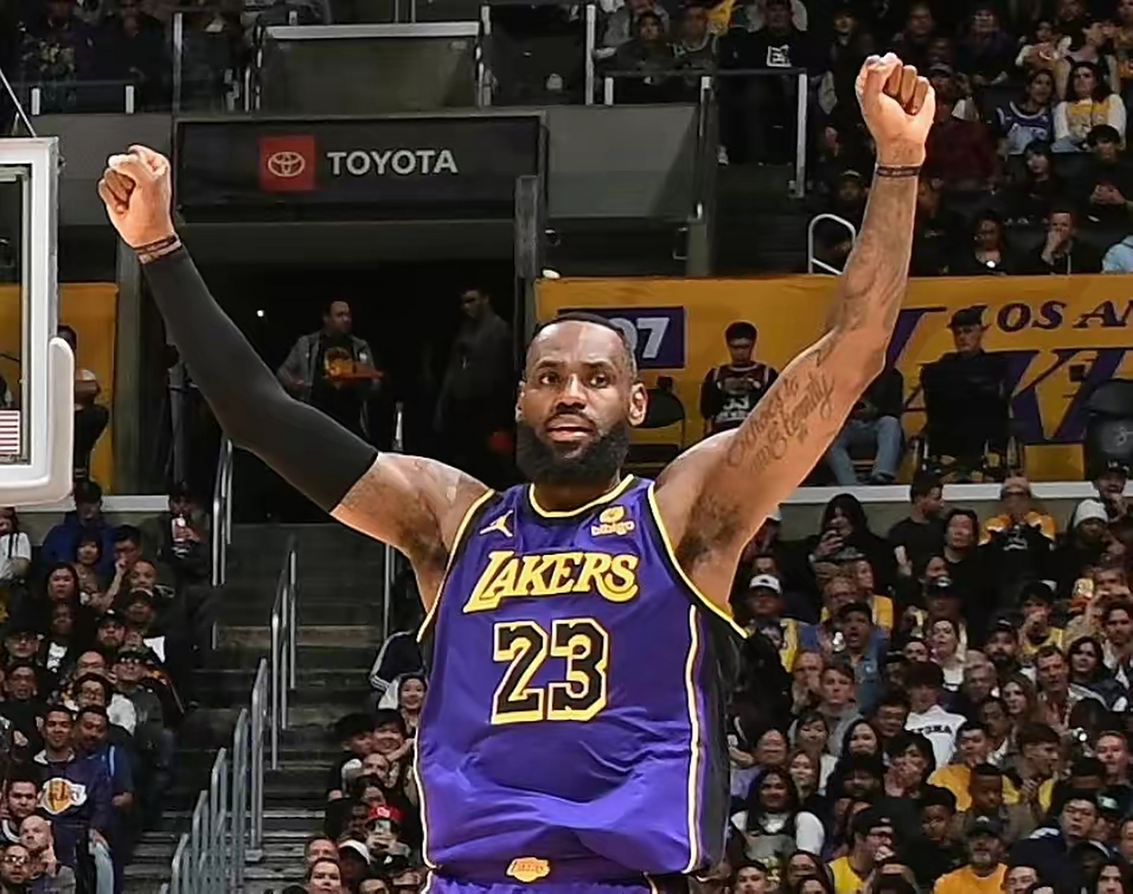 纽约湖人战胜马刺表现抢眼 纽约湖人战胜马刺表现抢眼