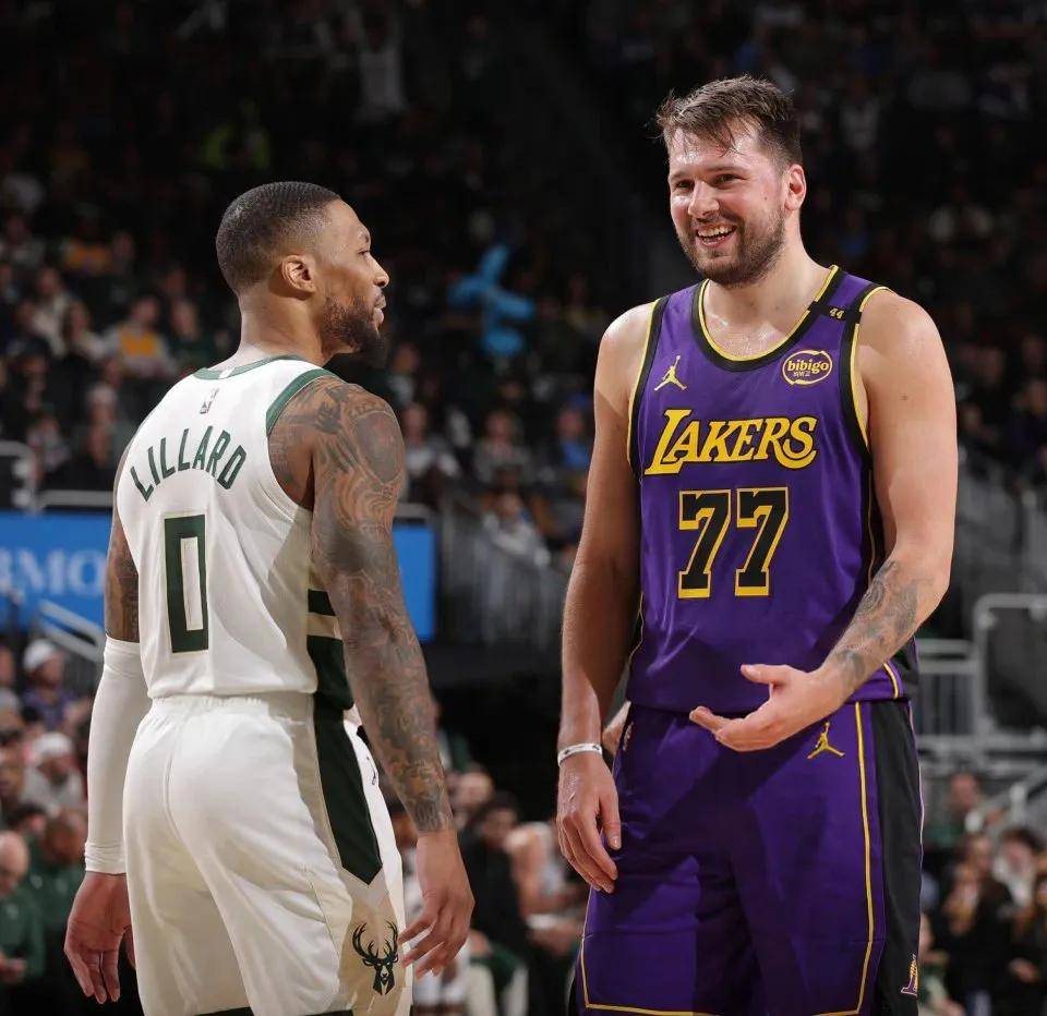 雄鹿主场大胜湖人,继续不败 雄鹿主场大胜湖人,继续不败