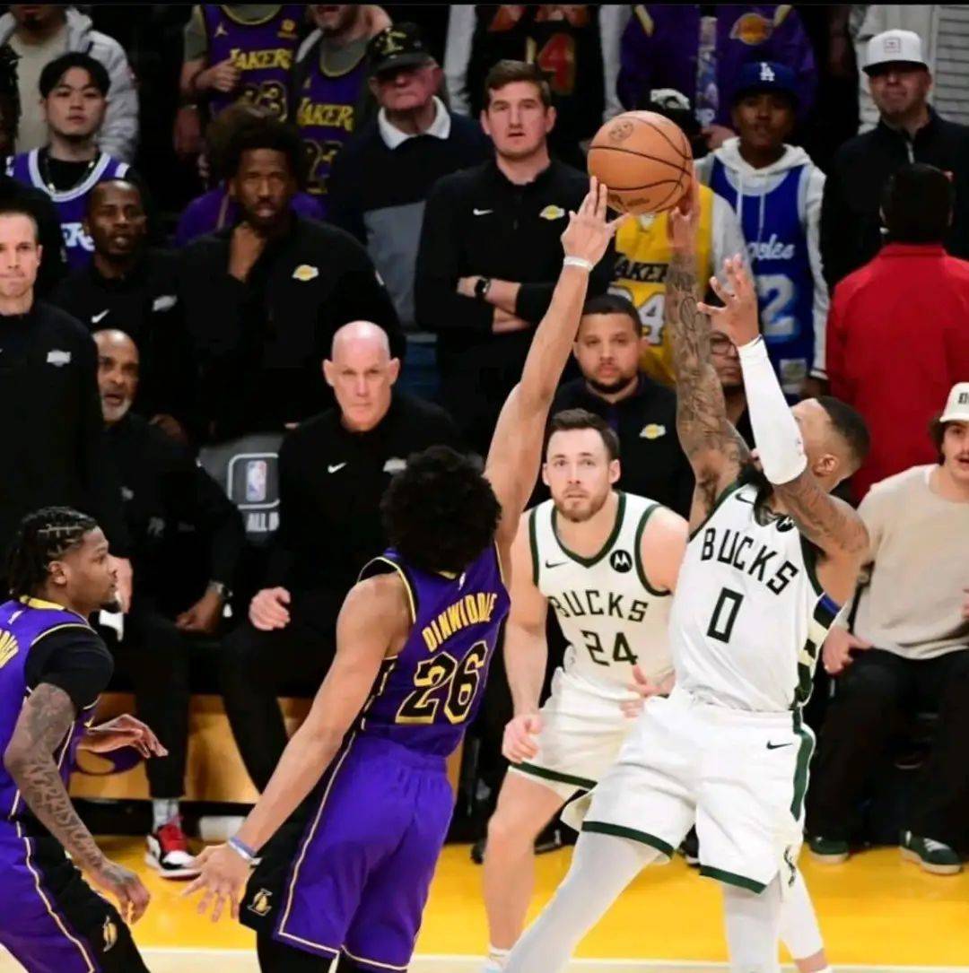 雄鹿主场大胜湖人,继续不败 雄鹿主场大胜湖人,继续不败