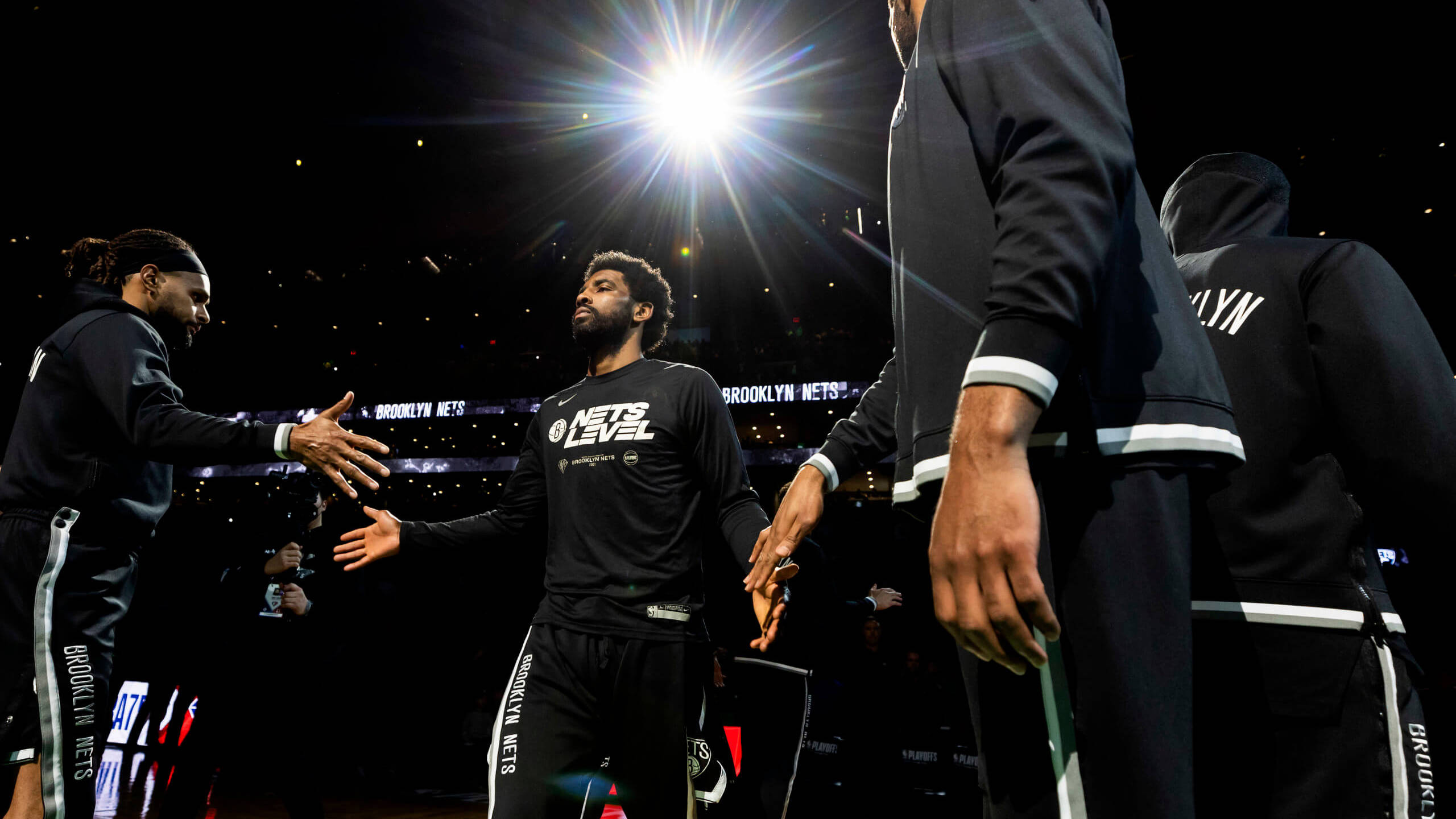 篮网轻松击败老鹰:欧文光线包围,超神表现 篮网轻松击败老鹰:欧文光线包围,超神表现